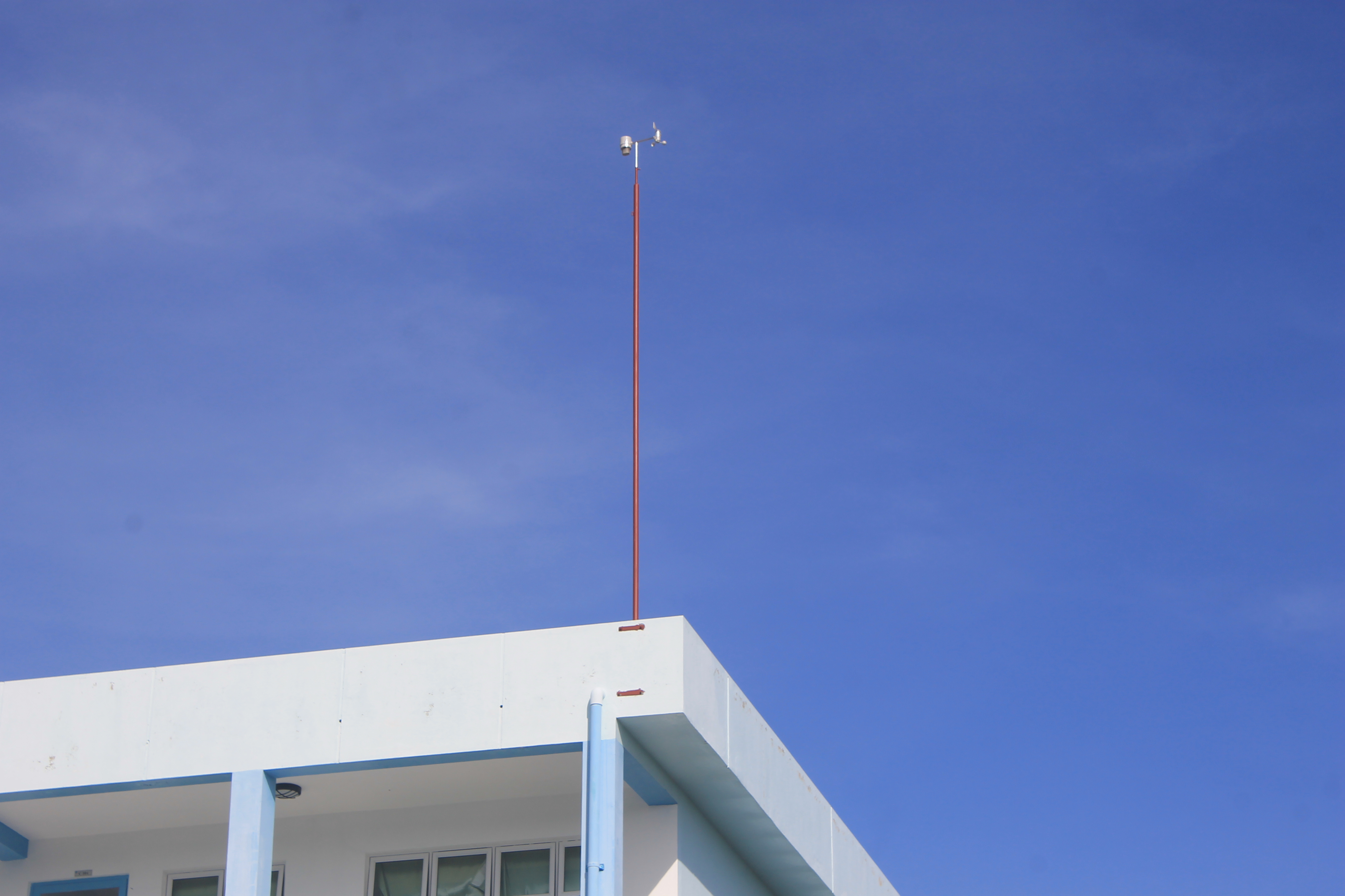The Ambient Weather Station mounted on top of the Thinadhoo School building
